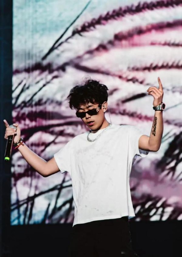 天盈资本 说唱歌手诺米无证驾驶被处罚，舅舅证实：系试驾朋友跑车